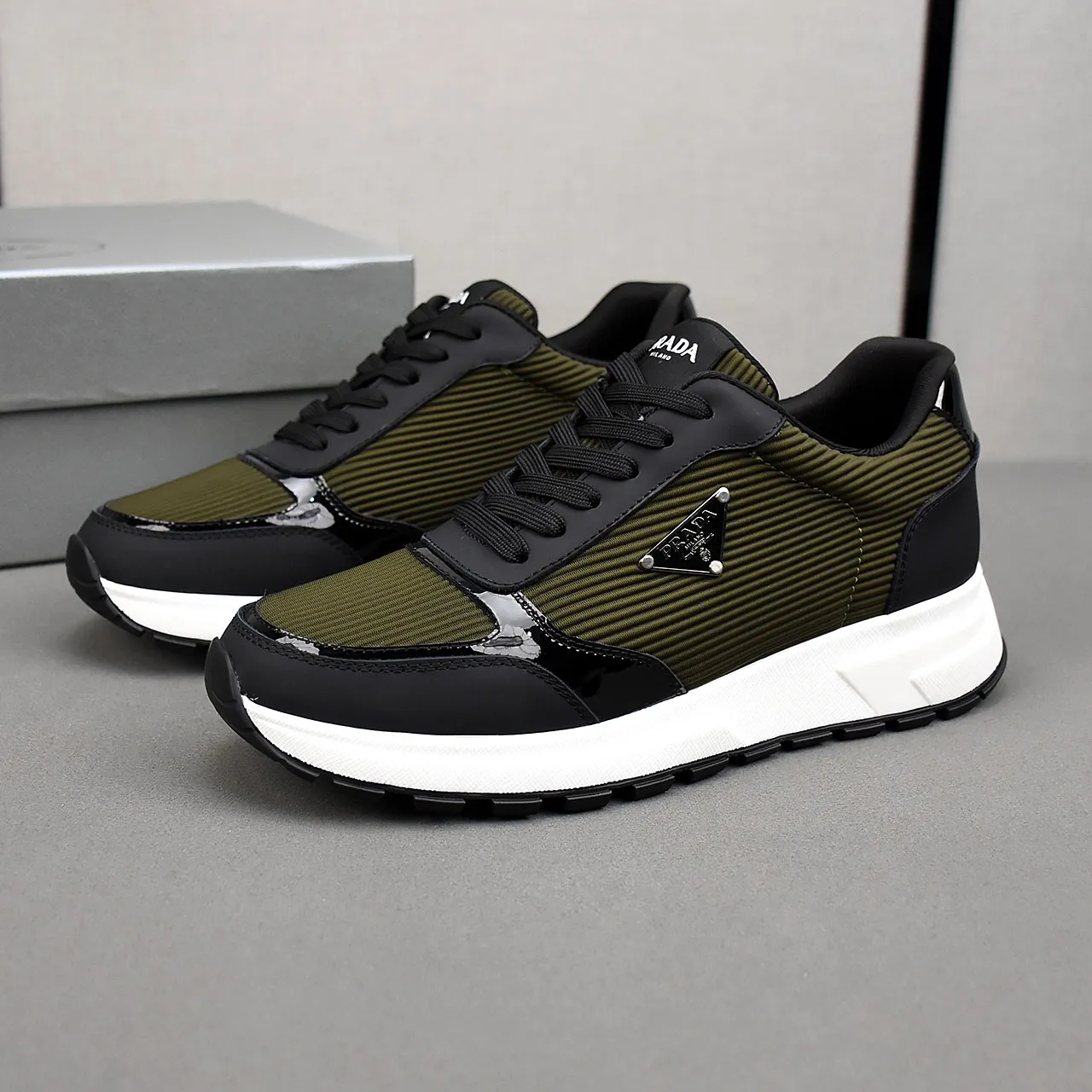 PP460👟👟👟Prada/Prada Prax men's series casual sports shoes Prax sports shoes combine style and comfort, with a unique sports design defined by exquisite materials and details. Fashionable, casual and versatile, it is decorated with an enameled triangle logo on the outside, a Prada Milano printed logo on the tongue, and a 2.5cm lightweight two-tone rubber sole for a comfortable wearing experience! Size: 38-39-40-41-42-43-44 standard leather shoe size